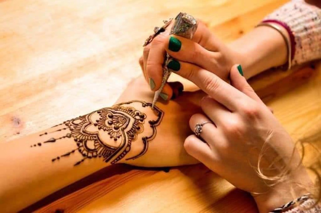 making henna tatoes